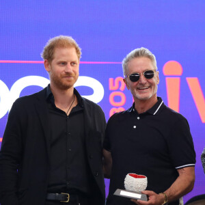 Le prince Harry et Meghan Markle remettent un prix honorifique à Kevin Costner lors de son gala de charité One805 Live, le 22 septembre 2023.