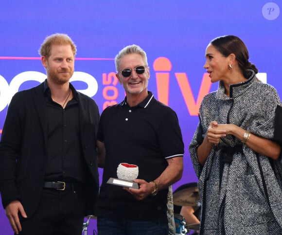 Le prince Harry et Meghan Markle remettent un prix honorifique à Kevin Costner lors de son gala de charité One805 Live, le 22 septembre 2023.
