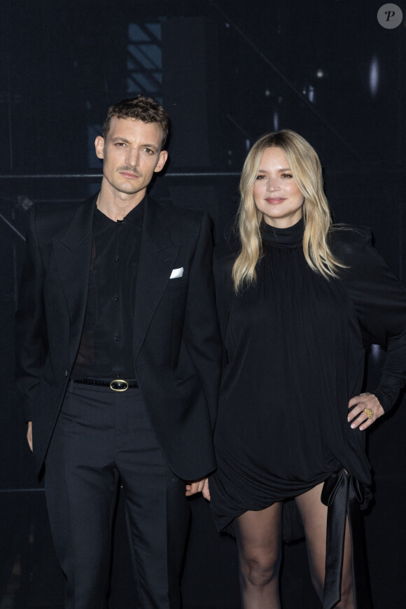 Niels Schneider et sa compagne Virginie Efira - Photocall du défilé Saint Laurent Womenswear Printemps/été 2024 dans le cadre de la Fashion week de Paris le 26 septembre 2023 à Paris. © Olivier Borde/Bestimage 