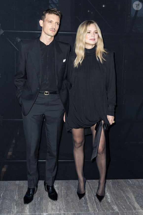Niels Schneider et sa compagne Virginie Efira - Photocall du défilé Saint Laurent Womenswear Printemps/été 2024 dans le cadre de la Fashion week de Paris le 26 septembre 2023 à Paris. © Olivier Borde/Bestimage 