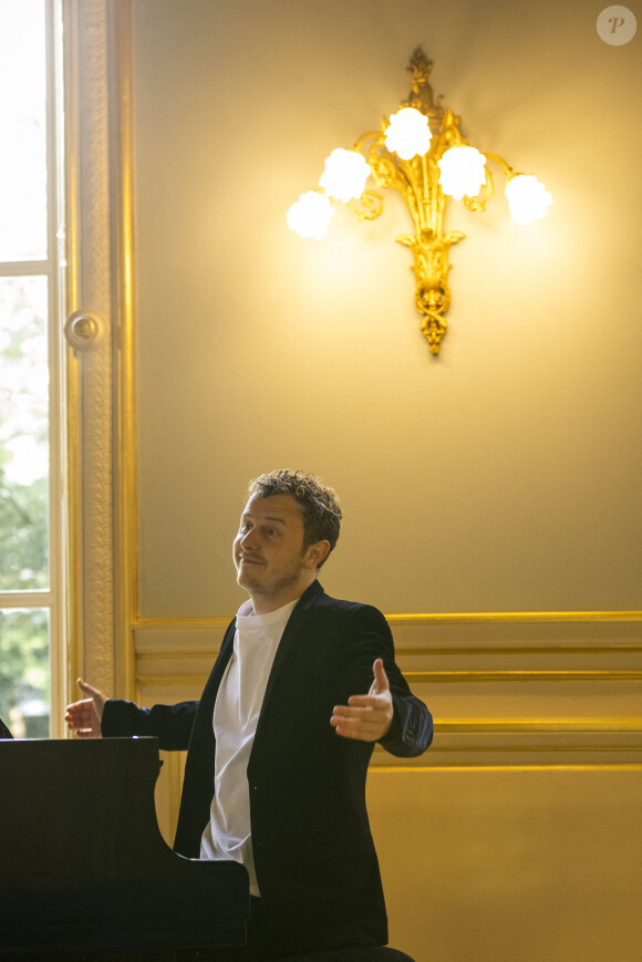 Une information dévoilée par Le Parisien ce mercredi, confirmée par le parquet de Paris à l'AFP.
Exclusif - Norman Thavaud - Séquence "Le mariage" - Tournage du téléfilm " Ils s'aiment... enfin presque ", qui sera diffusé le lundi 18 avril à 21h10 sur TF1. © Cyril Moreau / Bestimage