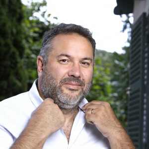 "Il y a une annonce qui est une annonce maline, qui est un positionnement malin de la part de TF1". Qui plus est, Thomas Sotto estime que le recrutement de Bruce Toussaint est un "super choix parce que Bruce est un très bon matinalier".
Rendez-vous avec Bruce Toussaint lors de la 5ème édition des écrivains chez Gonzague Saint Bris à Chanceaux-près-Loches le 27 août 2023. © Cédric Perrin / Bestimage