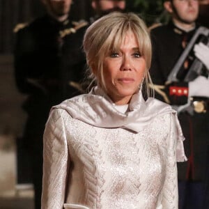 Brigitte Macron était superbe, ce jeudi, pour un grand dîner d'état.
Le président français, Emmannuel Macron accompagné de sa femme, Brigitte Macron reçoit Ukhnaagiin Khürelsükh, Président de la Mongolie et sa femme Bolortsetseg pour un dîner d'état, au Palais de l'Elysée, Paris. © Stéphane Lemouton / Bestimage 