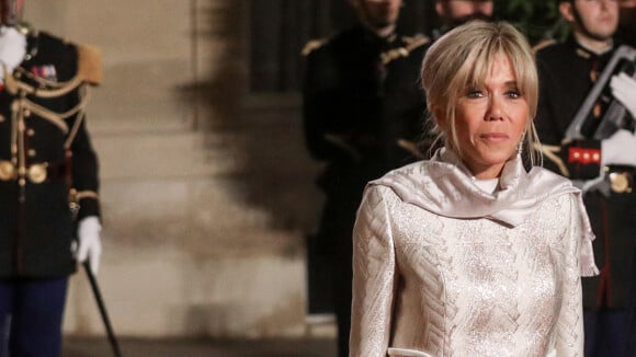Brigitte Macron toute en soie : robe inhabituelle pour un beau dîner au bras d'Emmanuel Macron, elle brille à l'Elysée