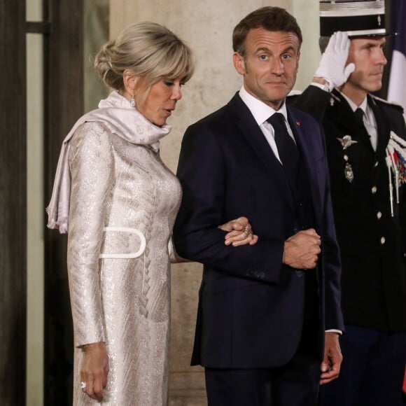 Très élégante, elle était accompagnée de son mari Emmanuel Macron.
Le président français, Emmannuel Macron accompagné de sa femme, Brigitte Macron reçoit Ukhnaagiin Khürelsükh, Président de la Mongolie et sa femme Bolortsetseg pour un dîner d'état, au Palais de l'Elysée, Paris, le 12 octobre 2023. © Stéphane Lemouton / Bestimage 