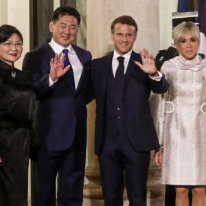 Et ont posé ensuite sur le perron, souriants.
Le président français, Emmannuel Macron accompagné de sa femme, Brigitte Macron reçoit Ukhnaagiin Khürelsükh, Président de la Mongolie et sa femme Bolortsetseg pour un dîner d'état, au Palais de l'Elysée, Paris, le 12 octobre 2023. © Stéphane Lemouton / Bestimage 