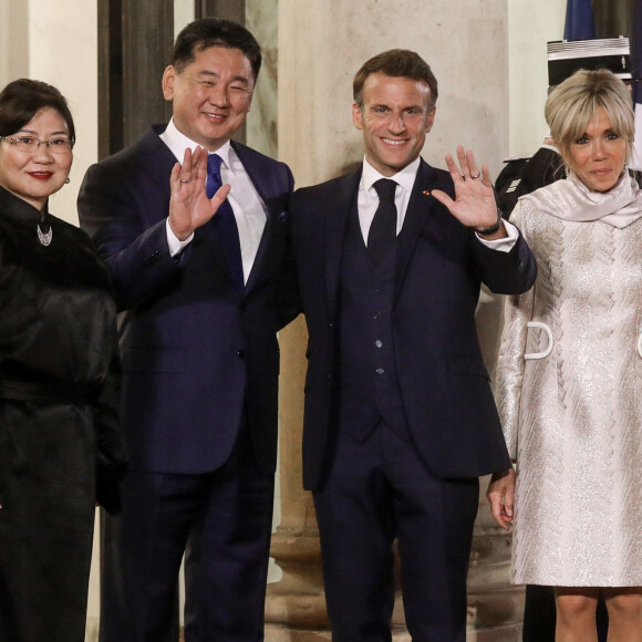 
Le président français, Emmannuel Macron accompagné de sa femme, Brigitte Macron reçoit Ukhnaagiin Khürelsükh, Président de la Mongolie et sa femme Bolortsetseg pour un dîner d'état, au Palais de l'Elysée, Paris, le 12 octobre 2023. © Stéphane Lemouton / Bestimage 