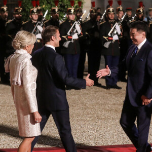 Les deux couples se sont retrouvés en grande pompe sur le tapis rouge.
Le président français, Emmannuel Macron accompagné de sa femme, Brigitte Macron reçoit Ukhnaagiin Khürelsükh, Président de la Mongolie et sa femme Bolortsetseg pour un dîner d'état, au Palais de l'Elysée, Paris, le 12 octobre 2023. © Stéphane Lemouton / Bestimage 