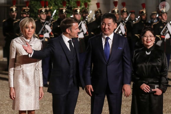 Le président français, Emmannuel Macron accompagné de sa femme, Brigitte Macron reçoit Ukhnaagiin Khürelsükh, Président de la Mongolie et sa femme Bolortsetseg pour un dîner d'état, au Palais de l'Elysée, Paris, le 12 octobre 2023. © Stéphane Lemouton / Bestimage  =