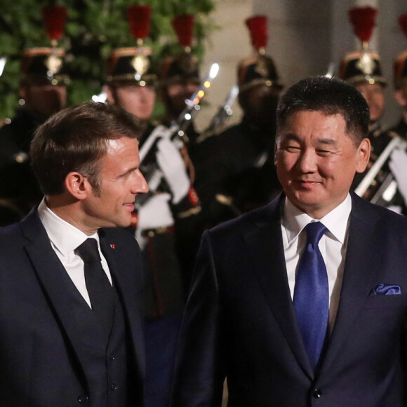 Le président français, Emmannuel Macron accompagné de sa femme, Brigitte Macron reçoit Ukhnaagiin Khürelsükh, Président de la Mongolie et sa femme Bolortsetseg pour un dîner d'état, au Palais de l'Elysée, Paris, le 12 octobre 2023. © Stéphane Lemouton / Bestimage  =