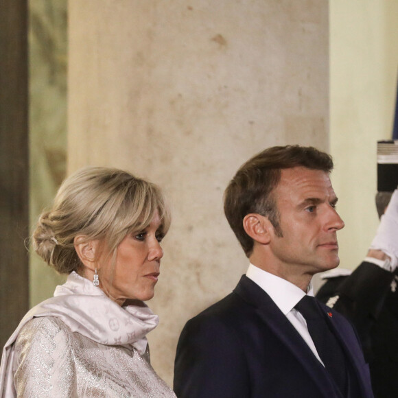 Le président français, Emmannuel Macron accompagné de sa femme, Brigitte Macron reçoit Ukhnaagiin Khürelsükh, Président de la Mongolie et sa femme Bolortsetseg pour un dîner d'état, au Palais de l'Elysée, Paris, le 12 octobre 2023. © Stéphane Lemouton / Bestimage 