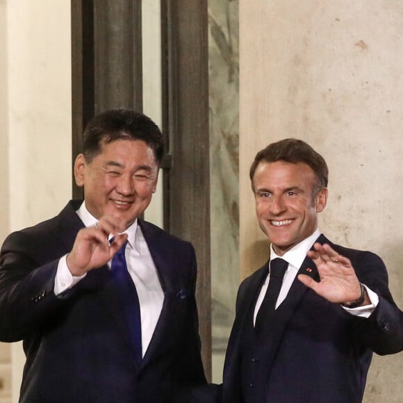 Le président français, Emmannuel Macron accompagné de sa femme, Brigitte Macron reçoit Ukhnaagiin Khürelsükh, Président de la Mongolie et sa femme Bolortsetseg pour un dîner d'état, au Palais de l'Elysée, Paris, le 12 octobre 2023. © Stéphane Lemouton / Bestimage 