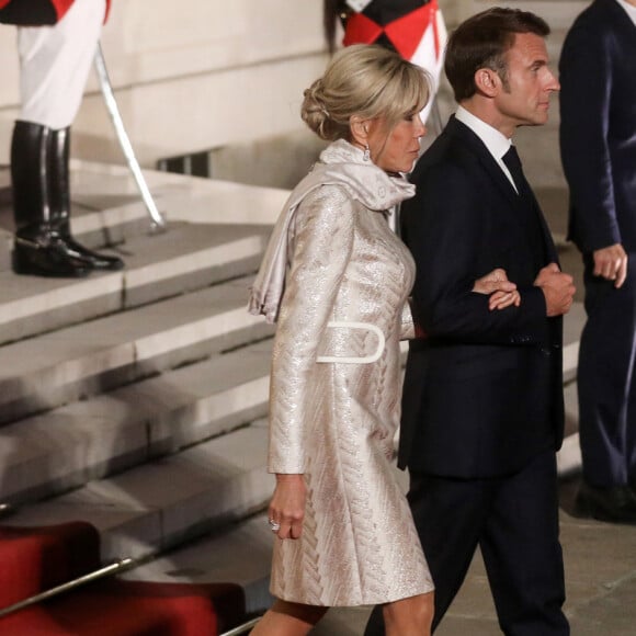 Le diner, ensuite, a été très bon entre eux.
Le président français, Emmannuel Macron accompagné de sa femme, Brigitte Macron reçoit Ukhnaagiin Khürelsükh, Président de la Mongolie et sa femme Bolortsetseg pour un dîner d'état, au Palais de l'Elysée, Paris, le 12 octobre 2023. © Stéphane Lemouton / Bestimage 