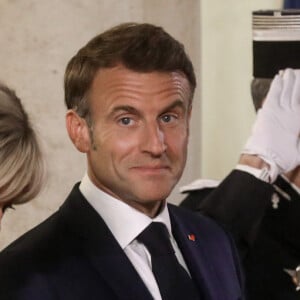 Le président français, Emmannuel Macron accompagné de sa femme, Brigitte Macron reçoit Ukhnaagiin Khürelsükh, Président de la Mongolie et sa femme Bolortsetseg pour un dîner d'état, au Palais de l'Elysée, Paris, le 12 octobre 2023. © Stéphane Lemouton / Bestimage 