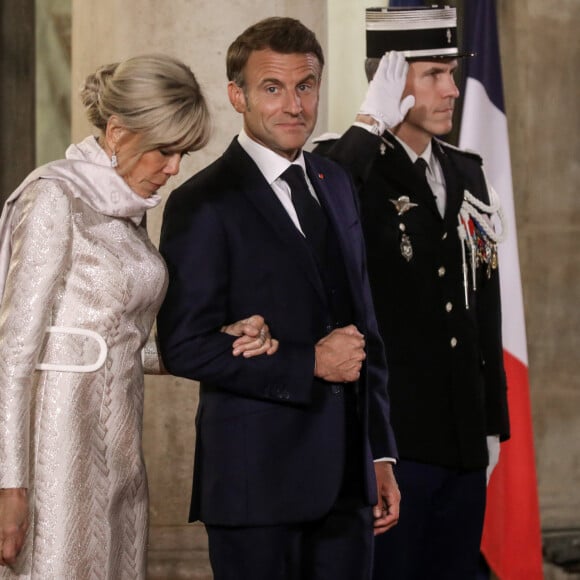 Le président français, Emmannuel Macron accompagné de sa femme, Brigitte Macron reçoit Ukhnaagiin Khürelsükh, Président de la Mongolie et sa femme Bolortsetseg pour un dîner d'état, au Palais de l'Elysée, Paris, le 12 octobre 2023. © Stéphane Lemouton / Bestimage 