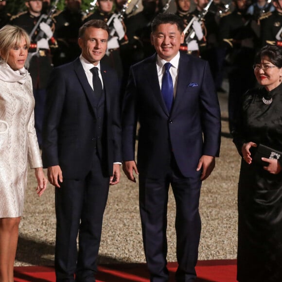 Le président français, Emmannuel Macron accompagné de sa femme, Brigitte Macron reçoit Ukhnaagiin Khürelsükh, Président de la Mongolie et sa femme Bolortsetseg pour un dîner d'état, au Palais de l'Elysée, Paris, le 12 octobre 2023. © Stéphane Lemouton / Bestimage 