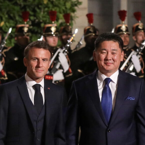 Le président français, Emmannuel Macron accompagné de sa femme, Brigitte Macron reçoit Ukhnaagiin Khürelsükh, Président de la Mongolie et sa femme Bolortsetseg pour un dîner d'état, au Palais de l'Elysée, Paris, le 12 octobre 2023. © Stéphane Lemouton / Bestimage 