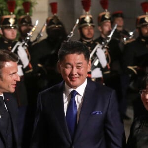 Le président français, Emmannuel Macron accompagné de sa femme, Brigitte Macron reçoit Ukhnaagiin Khürelsükh, Président de la Mongolie et sa femme Bolortsetseg pour un dîner d'état, au Palais de l'Elysée, Paris, le 12 octobre 2023. © Stéphane Lemouton / Bestimage 