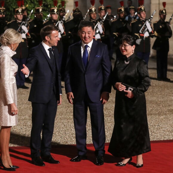 Le président français, Emmannuel Macron accompagné de sa femme, Brigitte Macron reçoit Ukhnaagiin Khürelsükh, Président de la Mongolie et sa femme Bolortsetseg pour un dîner d'état, au Palais de l'Elysée, Paris, le 12 octobre 2023. © Stéphane Lemouton / Bestimage 