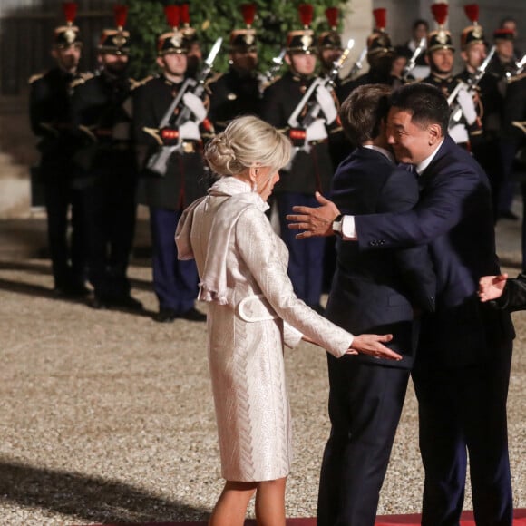 Le président français, Emmannuel Macron accompagné de sa femme, Brigitte Macron reçoit Ukhnaagiin Khürelsükh, Président de la Mongolie et sa femme Bolortsetseg pour un dîner d'état, au Palais de l'Elysée, Paris, le 12 octobre 2023. © Stéphane Lemouton / Bestimage 