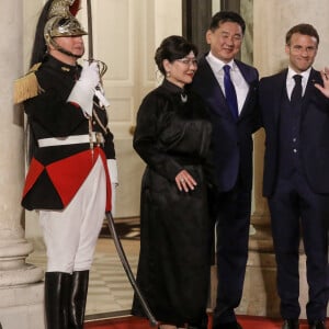 Le président français, Emmannuel Macron accompagné de sa femme, Brigitte Macron reçoit Ukhnaagiin Khürelsükh, Président de la Mongolie et sa femme Bolortsetseg pour un dîner d'état, au Palais de l'Elysée, Paris, le 12 octobre 2023. © Stéphane Lemouton / Bestimage  $