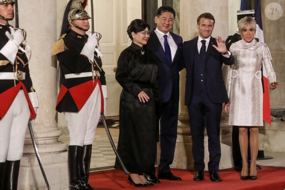 Le président français, Emmannuel Macron accompagné de sa femme, Brigitte Macron reçoit Ukhnaagiin Khürelsükh, Président de la Mongolie et sa femme Bolortsetseg pour un dîner d'état, au Palais de l'Elysée, Paris, le 12 octobre 2023. © Stéphane Lemouton / Bestimage  $