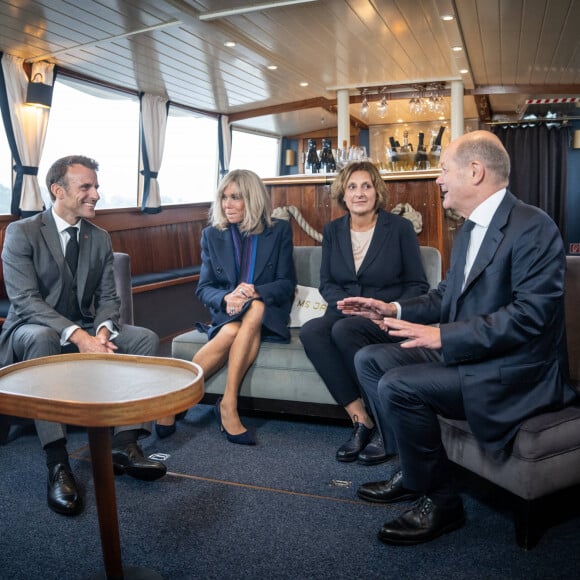 Brigitte Macron - Le président Emmanuel Macron a visité l'usine Airbus à Hambourg en compagnie du chancelier de l'Allemagne Olaf Scholz le 9 octobre 2023. © Imago / Panoramic / Bestimage 