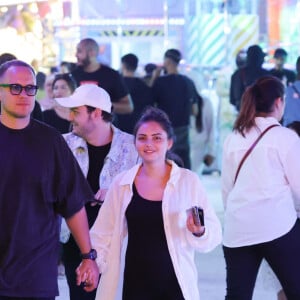 Exclusif - Guillaume Genton et sa compagne Jade Seguineau prennent du bon temps à la fête foraine des tuileries à Paris, France, le 16 juillet 2023. Ils sont ensemble depuis fin 2021. Le couple et leurs amis font des attractions comme le train fantôme et les autos-tamponneuses.