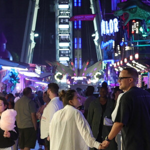 Exclusif - Guillaume Genton et sa compagne Jade Seguineau prennent du bon temps à la fête foraine des tuileries à Paris, France, le 16 juillet 2023. Ils sont ensemble depuis fin 2021. Le couple et leurs amis font des attractions comme le train fantôme et les autos-tamponneuses.