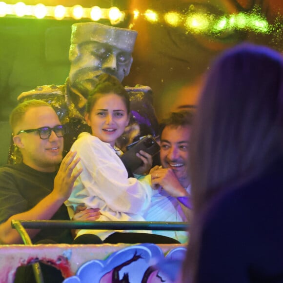 Exclusif - Guillaume Genton et sa compagne Jade Seguineau prennent du bon temps à la fête foraine des tuileries à Paris, France, le 16 juillet 2023. Ils sont ensemble depuis fin 2021. Le couple et leurs amis font des attractions comme le train fantôme et les autos-tamponneuses.