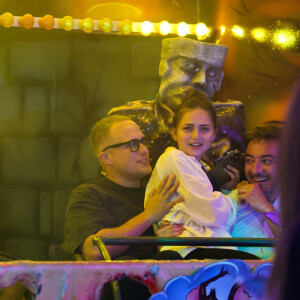 Exclusif - Guillaume Genton et sa compagne Jade Seguineau prennent du bon temps à la fête foraine des tuileries à Paris, France, le 16 juillet 2023. Ils sont ensemble depuis fin 2021. Le couple et leurs amis font des attractions comme le train fantôme et les autos-tamponneuses.