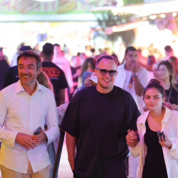 Exclusif - Guillaume Genton et sa compagne Jade Seguineau prennent du bon temps à la fête foraine des tuileries à Paris, France, le 16 juillet 2023. Ils sont ensemble depuis fin 2021. Le couple et leurs amis font des attractions comme le train fantôme et les autos-tamponneuses.