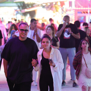 Exclusif - Guillaume Genton et sa compagne Jade Seguineau prennent du bon temps à la fête foraine des tuileries à Paris, France, le 16 juillet 2023. Ils sont ensemble depuis fin 2021. Le couple et leurs amis font des attractions comme le train fantôme et les autos-tamponneuses.