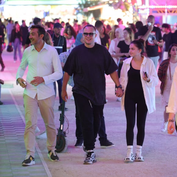 Exclusif - Guillaume Genton et sa compagne Jade Seguineau prennent du bon temps à la fête foraine des tuileries à Paris, France, le 16 juillet 2023. Ils sont ensemble depuis fin 2021. Le couple et leurs amis font des attractions comme le train fantôme et les autos-tamponneuses.