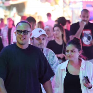 Exclusif - Guillaume Genton et sa compagne Jade Seguineau prennent du bon temps à la fête foraine des tuileries à Paris, France, le 16 juillet 2023. Ils sont ensemble depuis fin 2021. Le couple et leurs amis font des attractions comme le train fantôme et les autos-tamponneuses.