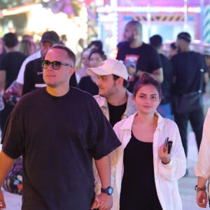 Exclusif - Guillaume Genton et sa compagne Jade Seguineau prennent du bon temps à la fête foraine des tuileries à Paris, France, le 16 juillet 2023. Ils sont ensemble depuis fin 2021. Le couple et leurs amis font des attractions comme le train fantôme et les autos-tamponneuses.