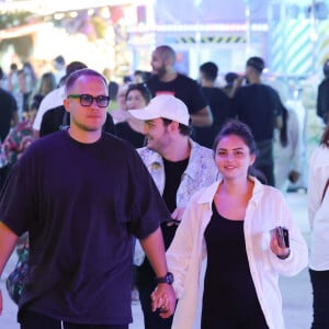 Exclusif - Guillaume Genton et sa compagne Jade Seguineau prennent du bon temps à la fête foraine des tuileries à Paris, France, le 16 juillet 2023. Ils sont ensemble depuis fin 2021. Le couple et leurs amis font des attractions comme le train fantôme et les autos-tamponneuses.