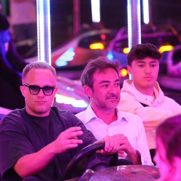 Exclusif - Guillaume Genton et sa compagne Jade Seguineau prennent du bon temps à la fête foraine des tuileries à Paris, France, le 16 juillet 2023. Ils sont ensemble depuis fin 2021. Le couple et leurs amis font des attractions comme le train fantôme et les autos-tamponneuses.