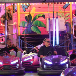 Exclusif - Guillaume Genton et sa compagne Jade Seguineau prennent du bon temps à la fête foraine des tuileries à Paris, France, le 16 juillet 2023. Ils sont ensemble depuis fin 2021. Le couple et leurs amis font des attractions comme le train fantôme et les autos-tamponneuses.