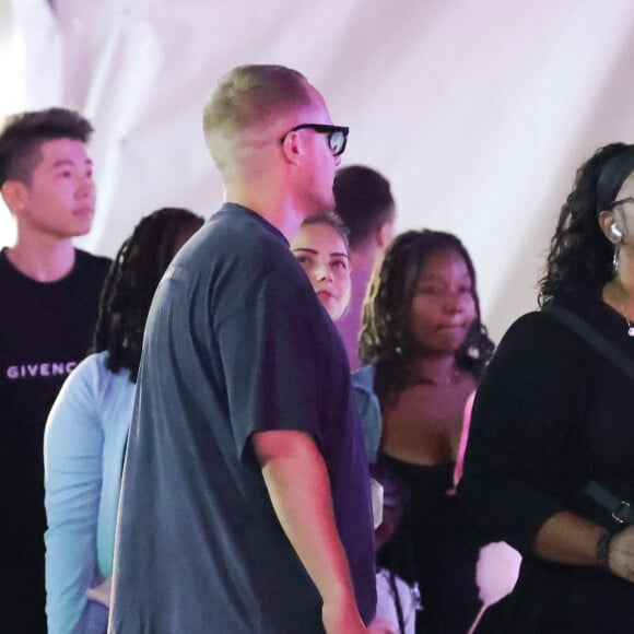 Exclusif - Guillaume Genton et sa compagne Jade Seguineau prennent du bon temps à la fête foraine des tuileries à Paris, France, le 16 juillet 2023. Ils sont ensemble depuis fin 2021. Le couple et leurs amis font des attractions comme le train fantôme et les autos-tamponneuses.