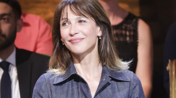 Sophie Marceau surprend avec une nouvelle coupe de cheveux : un carré original, effilé et moderne !