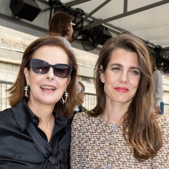 Carole Bouquet et Charlotte Casiraghi au front row du défilé de mode Chanel collection Haute Couture Automne/Hiver 2023/24 lors de la Fashion Week de Paris (PFW), à Paris, France, le 4 juillet 2023. © Borde-Rindoff/Bestimage