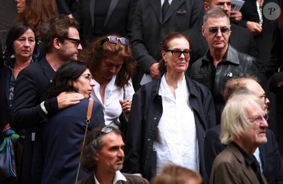 Matthieu Chedid (Le chanteur M) et Rima Abdul-Malak, Carole Bouquet, Etienne Daho - Sorties des obsèques de Jane Birkin en l'église Saint-Roch à Paris. Le 24 juillet 2023 © Jonathan Rebboah / Panoramic / Bestimage 