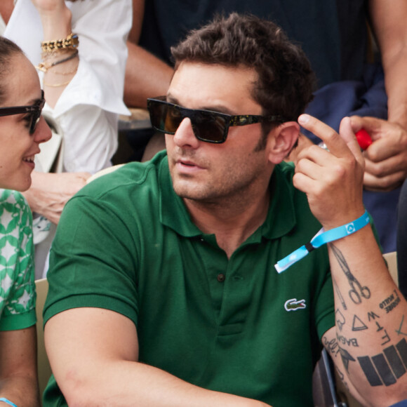 Pio Marmaï et sa compagne Charlotte Ranson (enceinte) - Célébrités en tribunes des Internationaux de France de tennis de Roland Garros 2023 à Paris le 11 juin 2023. © Jacovides-Moreau/Bestimage  Celebrities in the stands of the French Open tennis tournament at Roland Garros 2023 in Paris on June 11, 2023. 