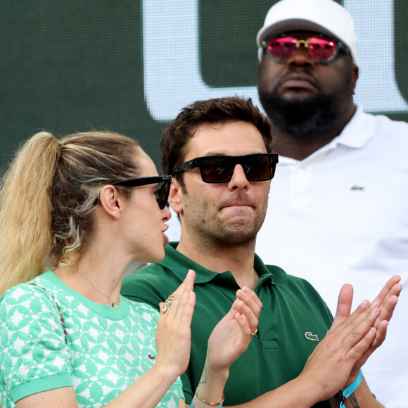 Pio Marmaï et sa compagne Charlotte Ranson (enceinte) - Célébrités en tribunes des Internationaux de France de tennis de Roland Garros 2023 à Paris le 11 juin 2023. © Jacovides-Moreau/Bestimage  Celebrities in the stands of the French Open tennis tournament at Roland Garros 2023 in Paris on June 11, 2023. 