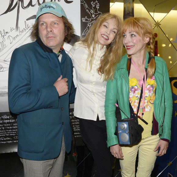 En effet, l'actrice a senti "une très grande attraction entre eux", confiait-elle récemment à Gala.
Philippe Katerine, Arielle Dombasle et Julie Depardieu - Avant-premiere du film "Opium" au cinema "Le Saint-Germain-des-Pres" a Paris. Le 27 septembre 2013