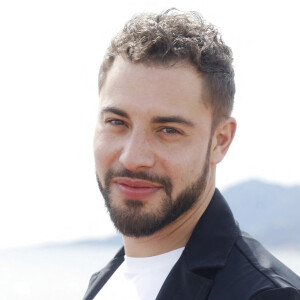 Après la découverte de son corps il y a bientôt une semaine, une autopsie a été réalisée.
Marwan Berreni lors du photocall de "Plus Belle La Vie" lors du festival Cannes Series 2022. Cannes le 23 avril 2022. © Denis Guignebourg/Bestimage