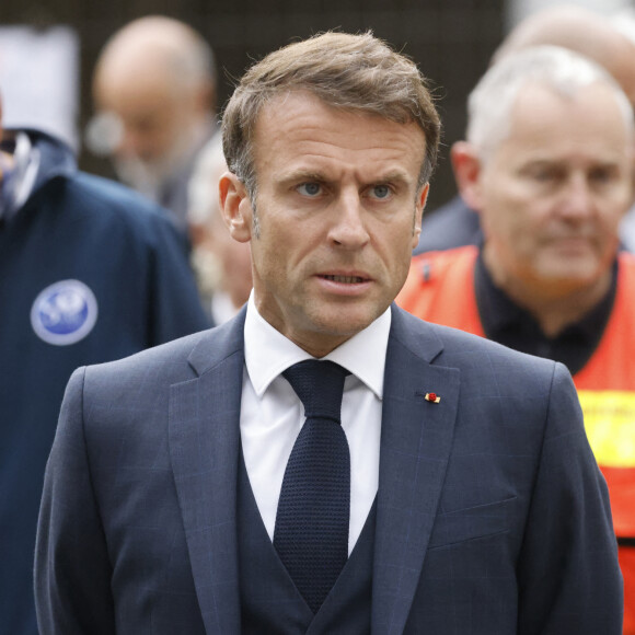 Le président français Emmanuel Macron - Le président français E.Macron arrive au lycée Gambetta à Arras, où une attaque au couteau a tué un enseignant de 57 ans et blessé grièvement deux personnes dans la matinée du 13 octobre 2023. Le suspect âgé de 20 ans, interpellé par la police, serait un ancien élève de l'établissement. Ce fiché S d'origine russe y aurait pénétré en criant "Allah Akhbar". © Ludovic Marin / Pool / Bestimage