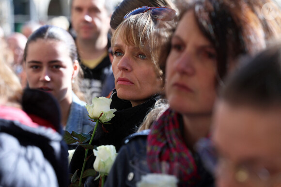 Une femme tient une rose blanche a la main avant de la deposer sur le lieu de recueillement. - Rassemblement citoyen en hommage aux victimes de l'attaque terroriste au lycée Gambetta d'Arras le 15 octobre 2023. © Claude Dubourg / Bestimage 