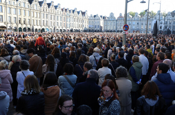 La foule reunie sur la Place des Heros. - Rassemblement citoyen en hommage aux victimes de l'attaque terroriste au lycée Gambetta d'Arras le 15 octobre 2023. © Claude Dubourg / Bestimage 
